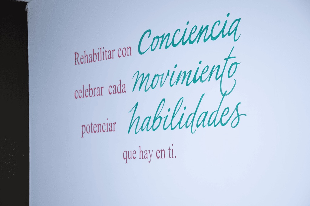Frase pintada en la pared de COMHABY sobre rehabilitación, movimiento y habilidades